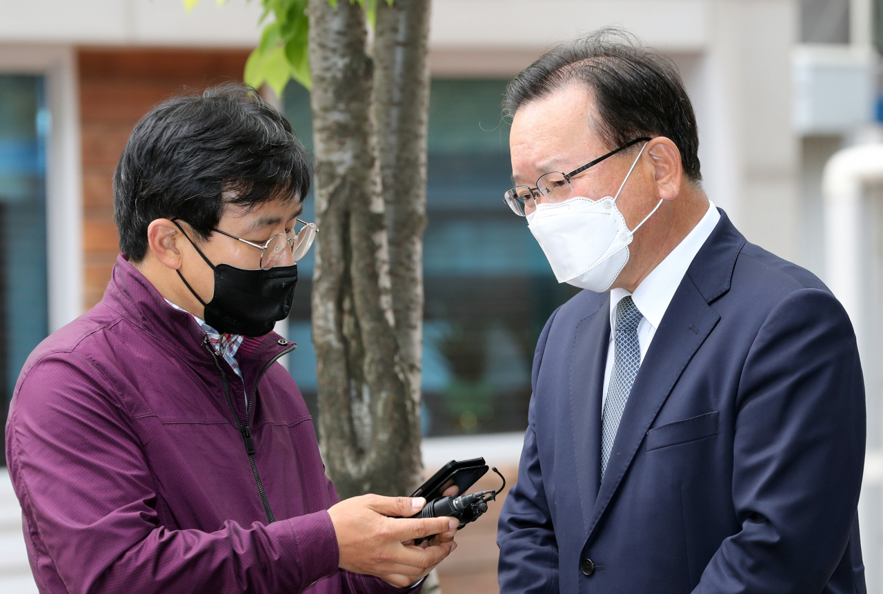 김부겸 국무총리 후보자가 22일 오전 인사청문회 준비 사무실이 마련된 서울시 종로구 통의동 금융감독원 연수원에 출근하며 취재진의 질문을 경청하고 있다. [연합]