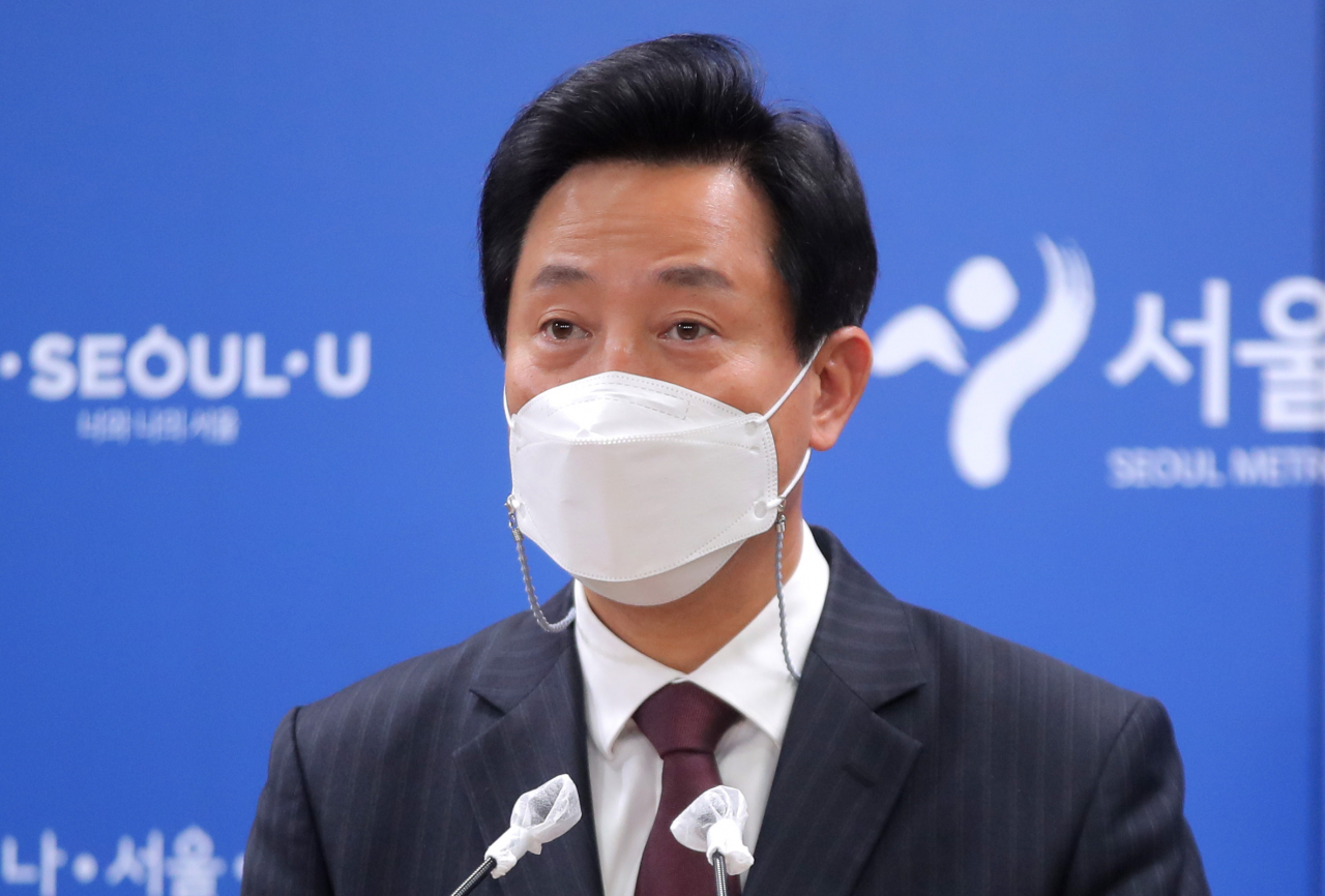 오세훈 서울시장이 21일 오후 서울시청 기자실에서 문재인 대통령과의 오찬 간담회와 관련해 브리핑하고 있다. 연합뉴스
