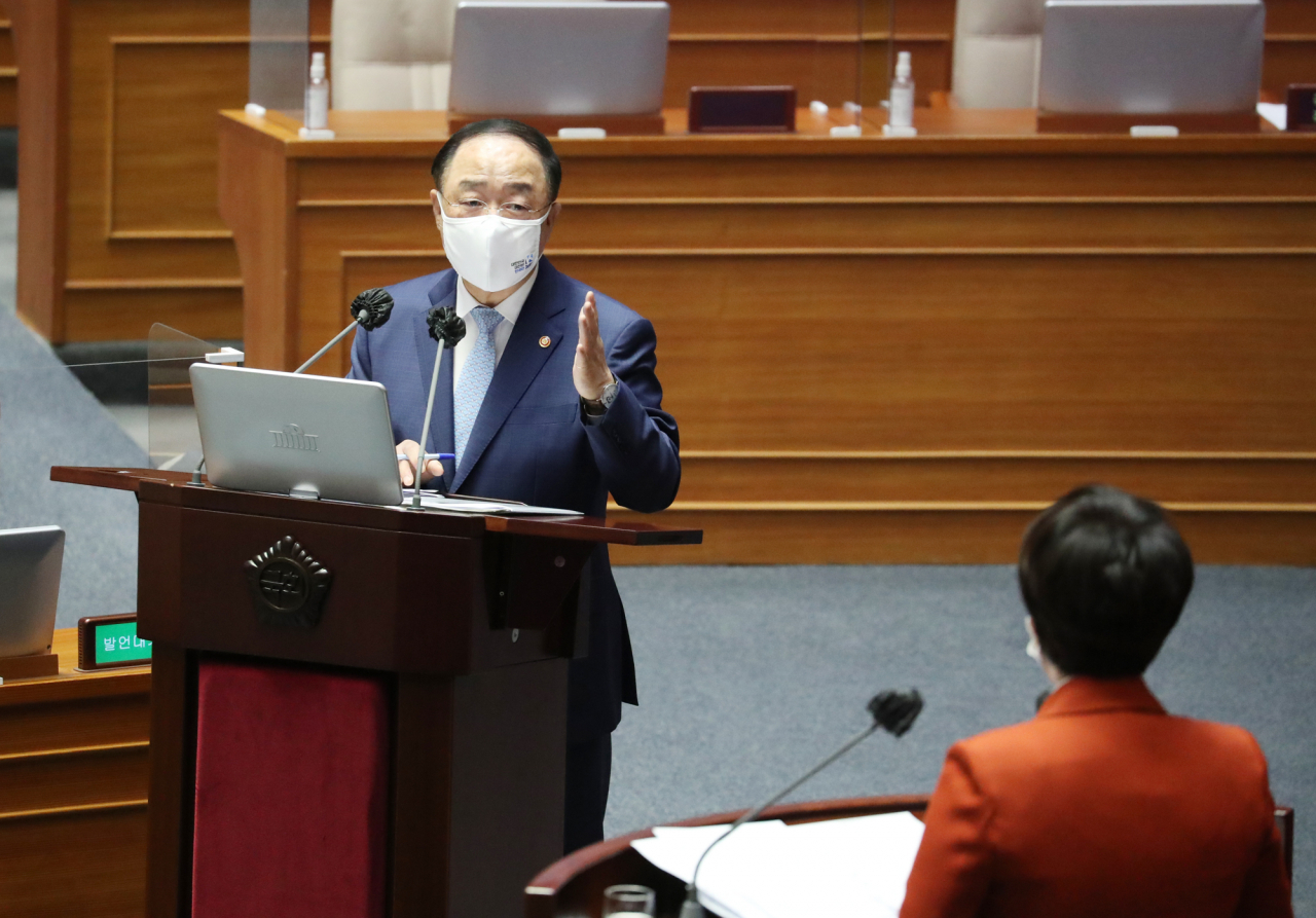 홍남기 국무총리 직무대행이 20일 오후 국회 본회의에서 열린 경제분야 대정부 질문에서 김은혜 국민의힘 의원으로부터 향후 코로나19 백신 확보 여부 등에 대한 질문에 답하고 있다. [연합]
