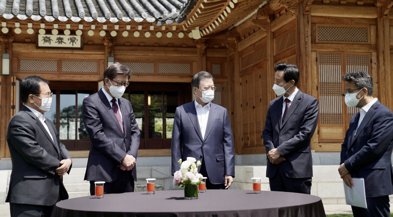 문재인 대통령이 21일 청와대 상춘재에서 오세훈 서울시장, 박형준 부산시장과의 오찬 간담회에 앞서 환담하고 있다. 왼쪽부터 유영민 대통령 비서실장, 박형준 부산시장, 문 대통령, 오세훈 서울시장, 이철희 정무수석. [연합]
