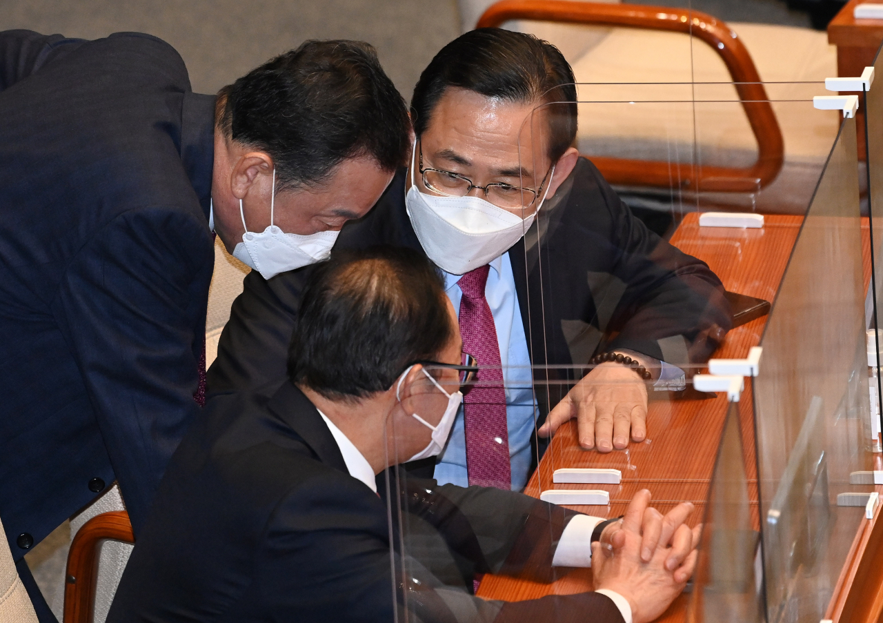 주호영 국민의힘 당 대표 권한대행(오른쪽)이 21일 서울 여의도 국회 본회의에서 이종배 정책위의장과 대화하고 있다. [연합]