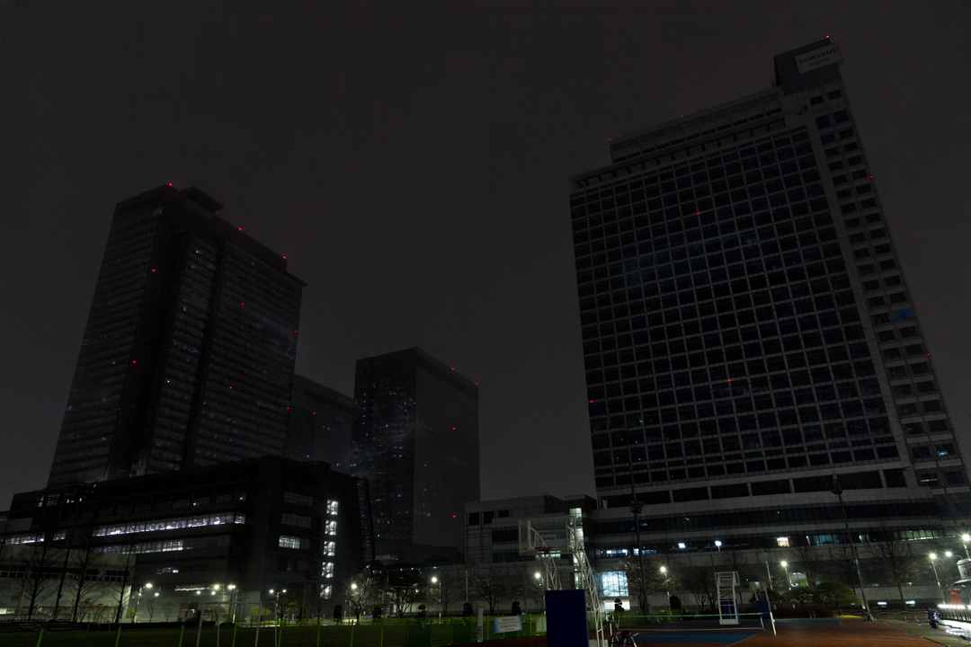 2019년 4월 19일 오후 삼성전자 수원 ‘삼성 디지털시티’에서 진행한 ‘지구촌 전등끄기’ 캠페인 모습. 전등끄기 후 사업장 전경. [삼성전자 제공]