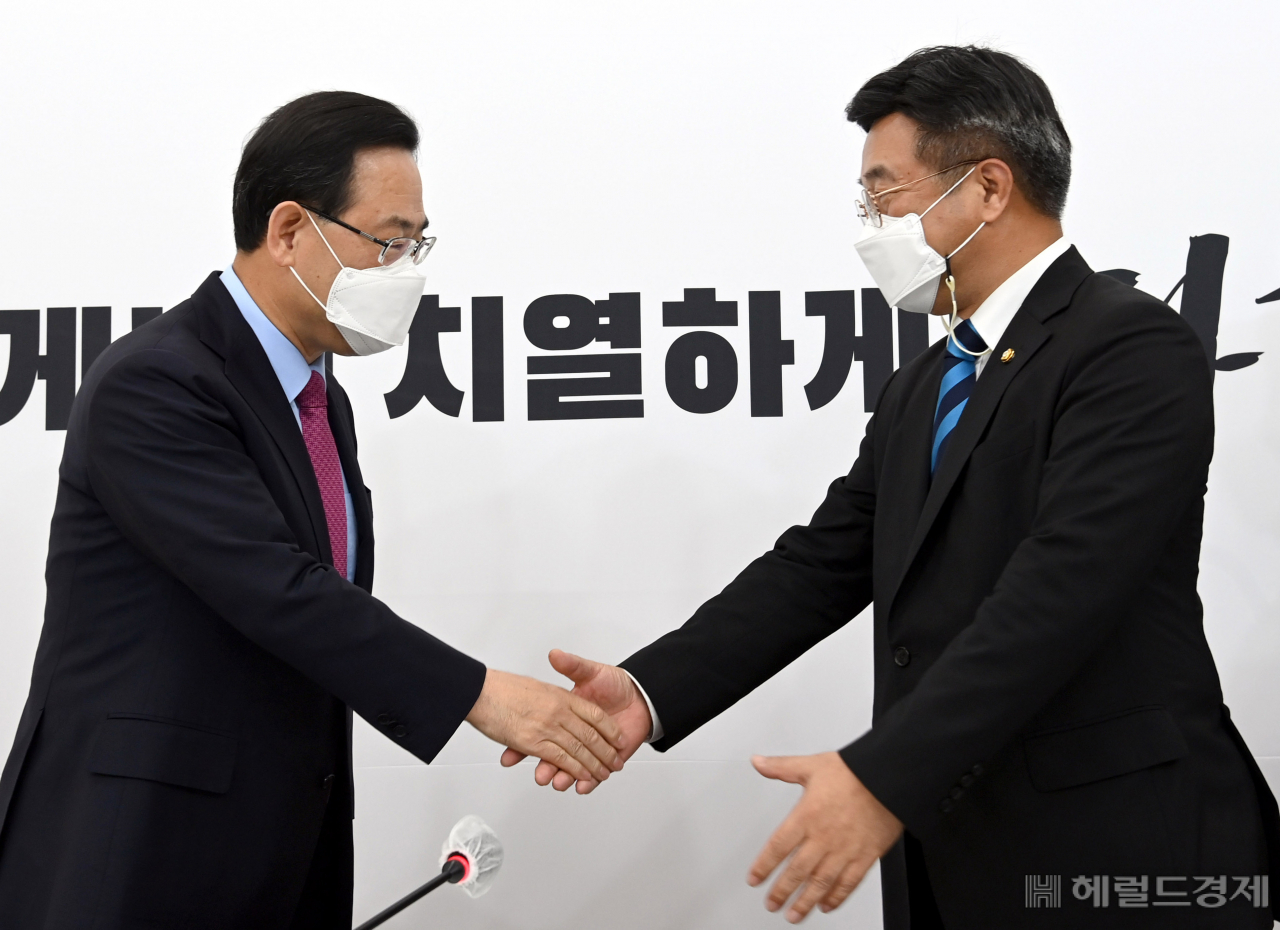 [헤럴드경제=이상섭 기자] 22일 오전 더불어민주당 윤호중 비상대책위원장이 국민의힘 주호영 당대표 권한대행을 예방하고 인사를 나누고 있다. babtong@heraldcorp.com