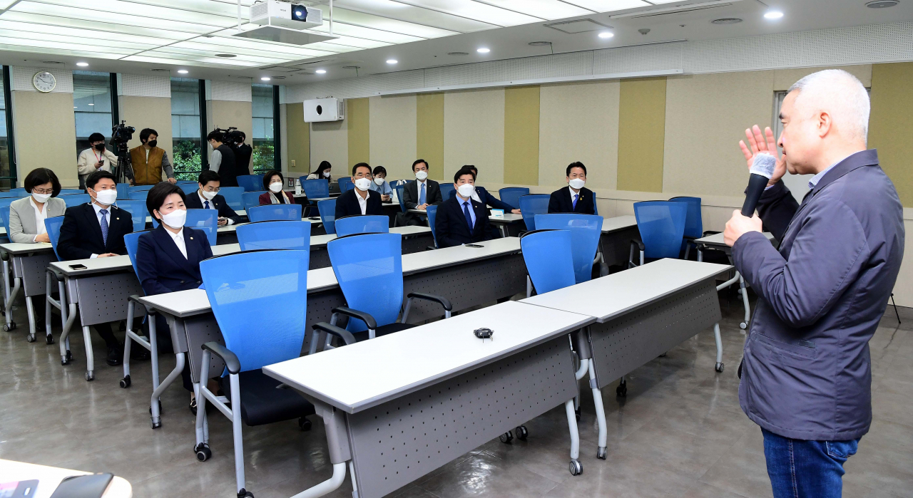 지난 20일 서울 여의도 이룸센터에서 열린 ‘더민초 쓴소리 경청 1탄’에서 더불어민주당 초선의원들이 최진석 서강대 교수의 강연을 듣고 있다. [연합]