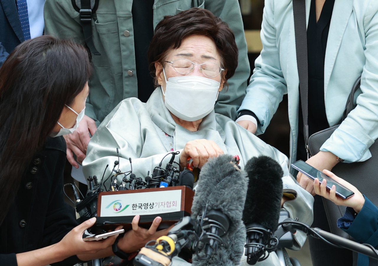 지난 4월 일본을 상대로 한 손해배상 소송에서 패소한 뒤 입장을 밝힌 이용수 할머니의 모습. [연합]