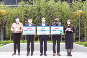 손태승 우리금융그룹 회장(가운데), 권광석 우리은행장(왼쪽에서 두번째), 박필준 노동조합위원장(왼쪽에서 네번째)이 우리금융그룹 본사 ‘우리 숨터’에서 ‘지구는 WOORI가 지킨다’ 시즌3 환경보호 캠페인 기념사진을 촬영하고 있다. [우리금융그룹 제공]