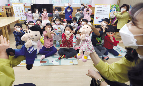수업 중인 어린이집 모습 [연합]