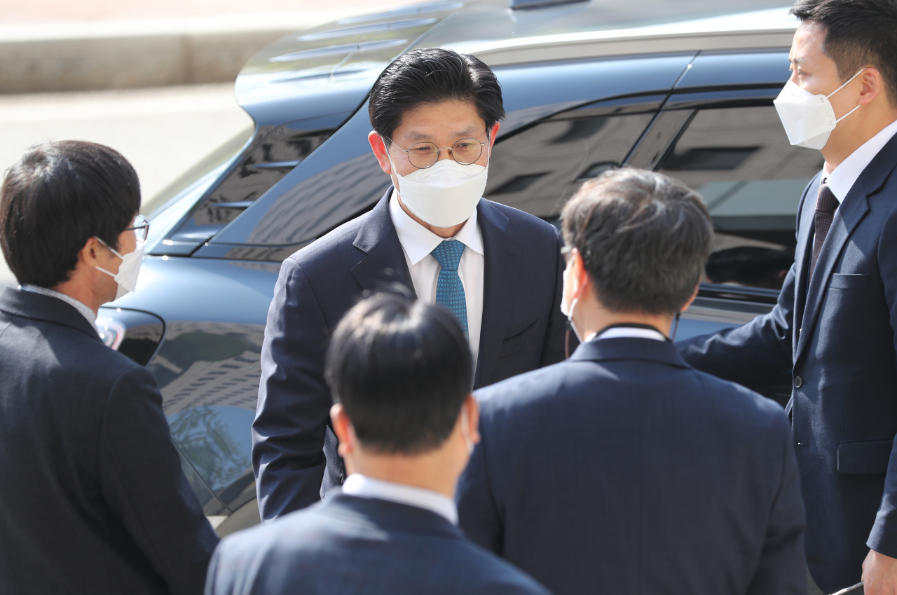 노형욱 국토교통부 장관 내정자가 19일 정부과천청사에 도착, 마중 나온 국토부 직원들과 인사하고 있다. [연합뉴스]