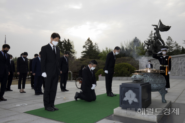윤호중 더불어민주당 원내대표 겸 비상대책위원장이 22일 서울 동작구 국립서울현충원을 방문해 참배하고 있다. [이상섭 기자/babtong@]