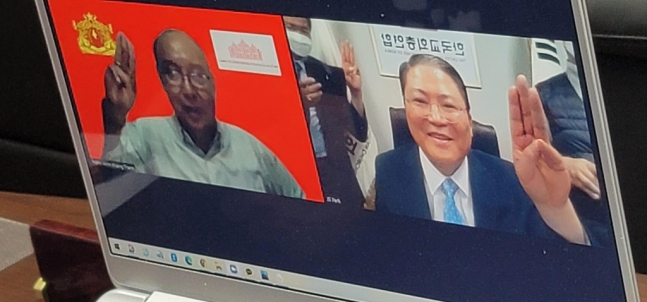 소강석 한교총 대표회장(오른쪽)이 21일 오후 미얀마 국민통합정부(NUG) 총리와 영상통화하며 인사를 나누고 있다(사진제공=한교총)