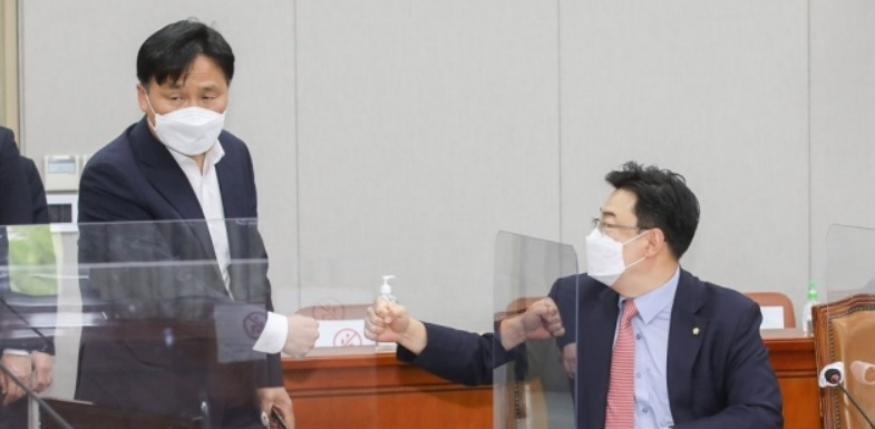 22일 서울 여의도 국회에서 열린 운영위원회 국회운영개선소위원회에서 더불어민주당 간사인 김영진 소위원장(왼쪽)과 국민의힘의 김성원 간사가 인사를 나누고 있다. [이상섭 기자]