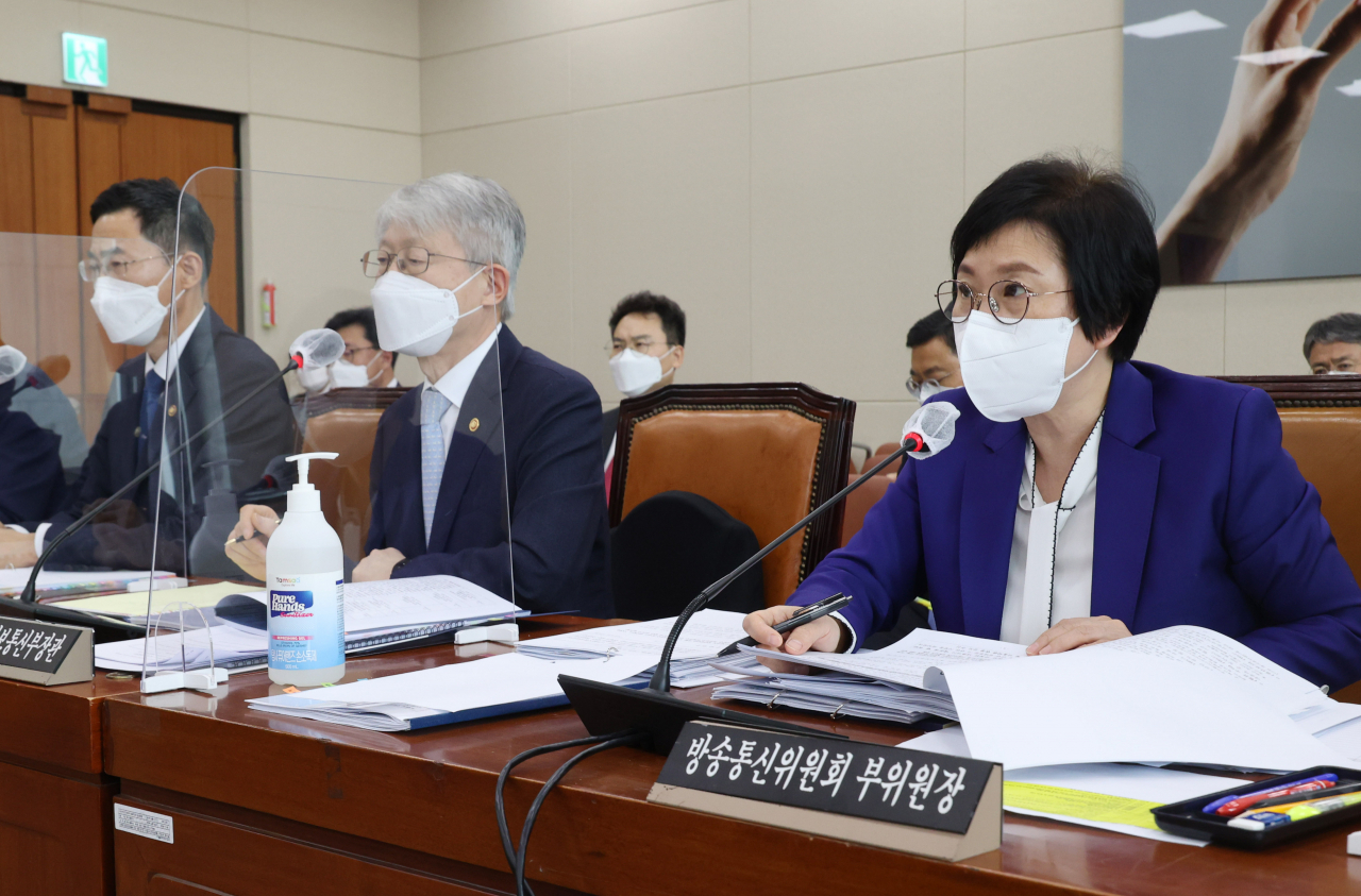 김현 방송통신위원회 부위원장(오른쪽)이 22일 서울 여의도 국회에서 열린 과학기술정보방송통신위원회 전체회의에서 답변하고 있다. [사진=연합]