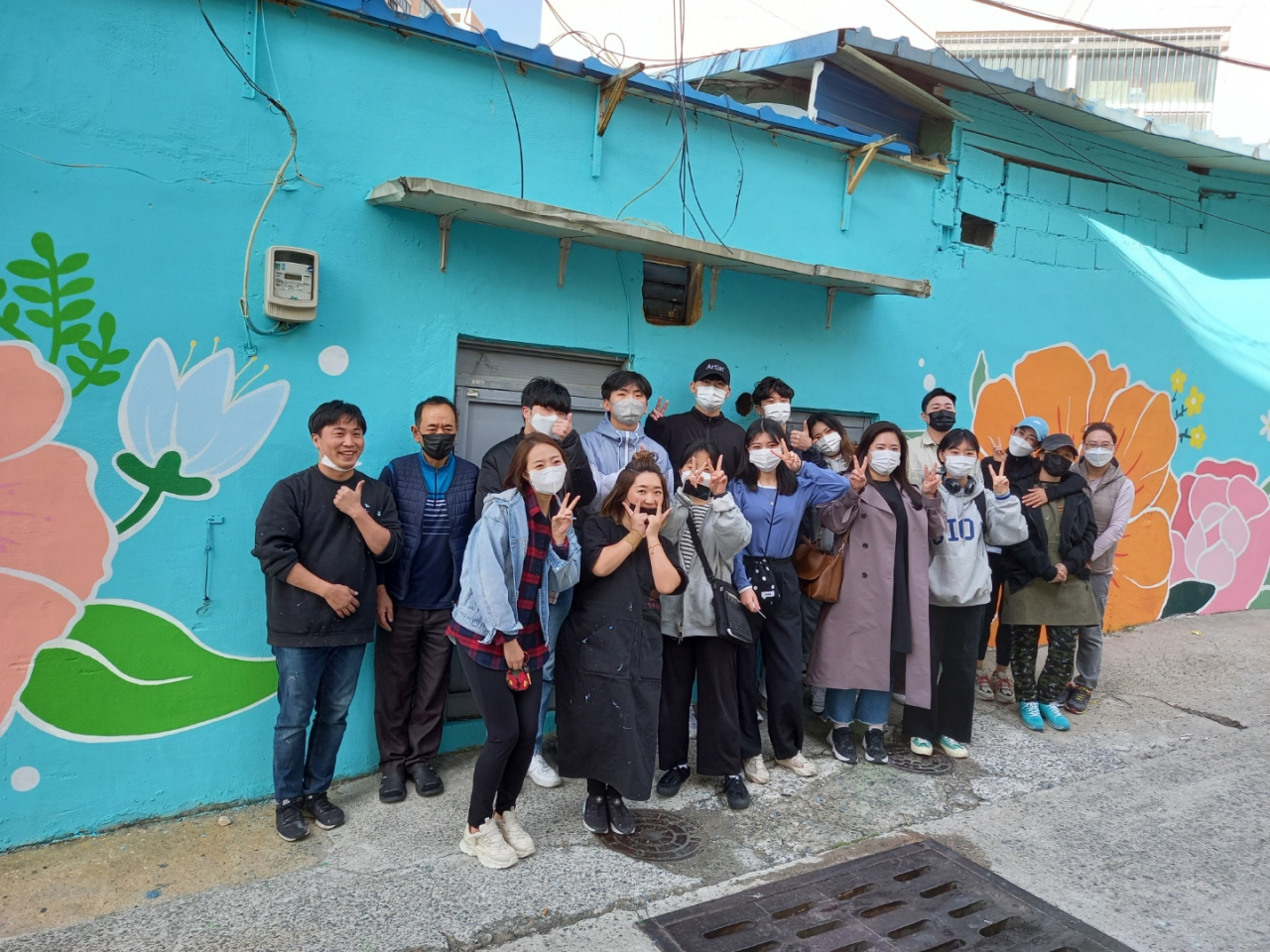 어두침침했던 담벼락이 밝고 화사한 다채로운 색과 그림으로 꾸며진 봉사현장 [동서대 제공]