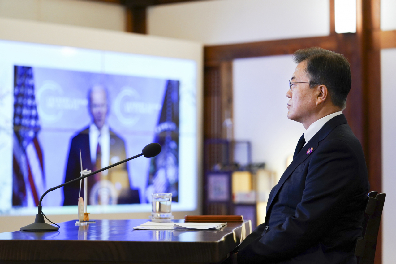 문재인 대통령이 22일 청와대 상춘재에서 화상으로 열린 기후정상회의에 참석, 조 바이든 미국 대통령 발언을 듣고 있다. [연합]