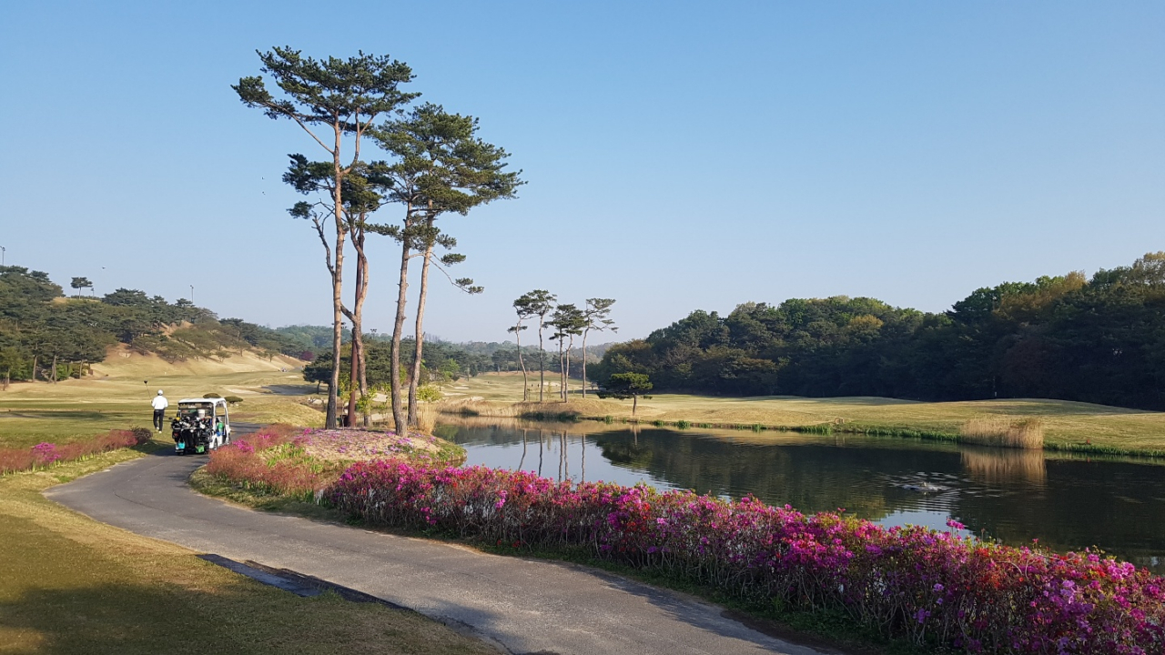 코로나로 특수를 누리고 있는 골프장의 요금이 계속 천정부지를 기록하면서 골프장의 수익은 역대급 호황을 기록하는 반면 골퍼들의 불만은 증폭되고 있다.[사진은 기사내용과 관계없음]