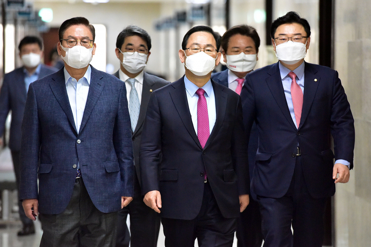 주호영 국민의힘 당 대표 권한대행(가운데), 정우택 전국위원회 의장(왼쪽) 등이 지난 22일 서울 여의도 국회에서 열린 제1차 전국위원회의에 입장하고 있다. [연합]