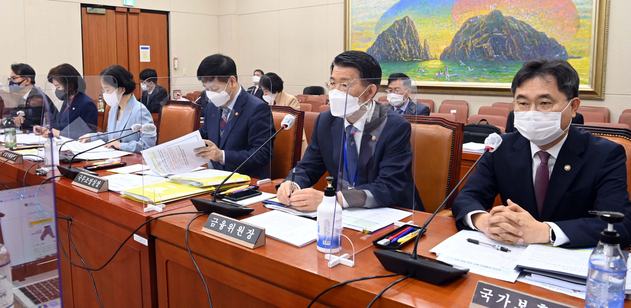 이남우 국가보훈처 차장(오른쪽부터), 은성수 금융위원장, 구윤철 국무조정실장, 조성욱 공정거래위원장, 전현희 국민권익위원장이 지난 22일 국회에서 열린 정무위원회 전체회의에서 의원 질의를 듣고 있다. 이상섭 기자