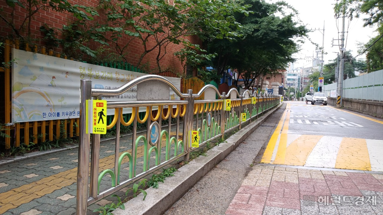 보라매 초 앞에 설치된 반사지. [동작구 제공]