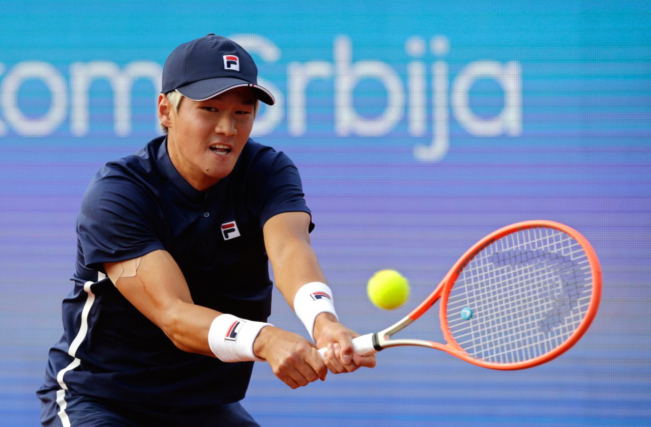 21일(현지시간) 세르비아 베오그라드의 노바크 테니스 센터에서 열린 남자프로테니스(ATP) 투어 세르비아오픈 단식 16강전 권순우(85위·당진시청) 대 노바크 조코비치(1위·세르비아)의 경기에서 권순우가 조코비치의 공을 받아치고 있다. [연합]