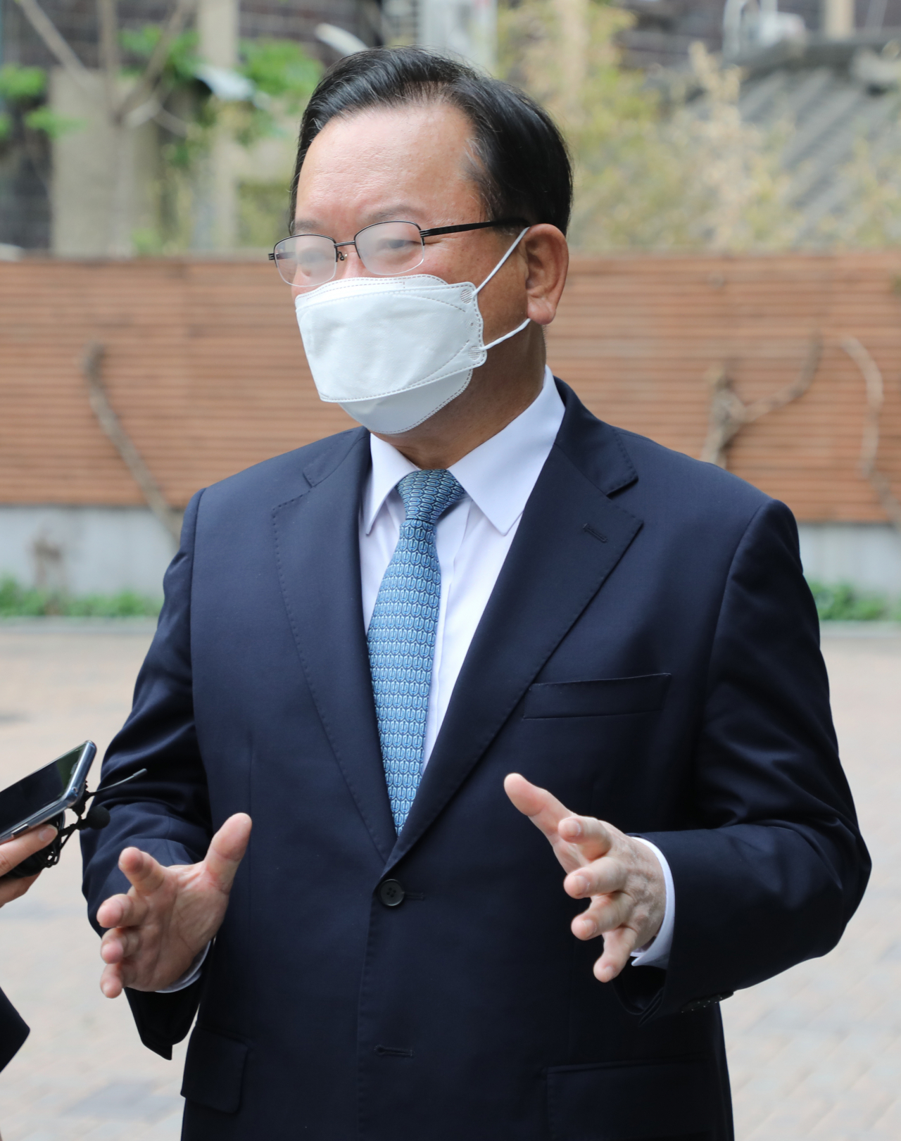 김부겸 국무총리 후보자가 23일 오전 인사청문회 준비 사무실이 있는 통의동 금융감독원 연수원에 기자의 질문을 받고 있다.[연합]