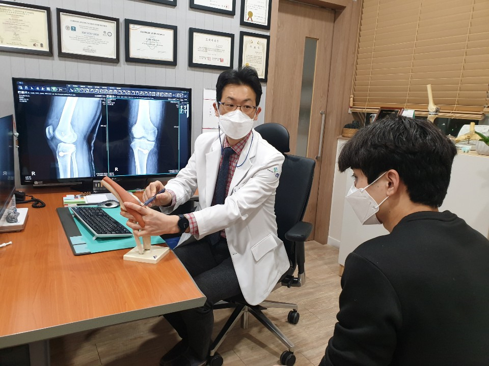 연골판 파열 후 치료시기를 놓치면 관절의 손상이 점차 가속화되어 무릎 퇴행성관절염이 빠르게 오게 된다.