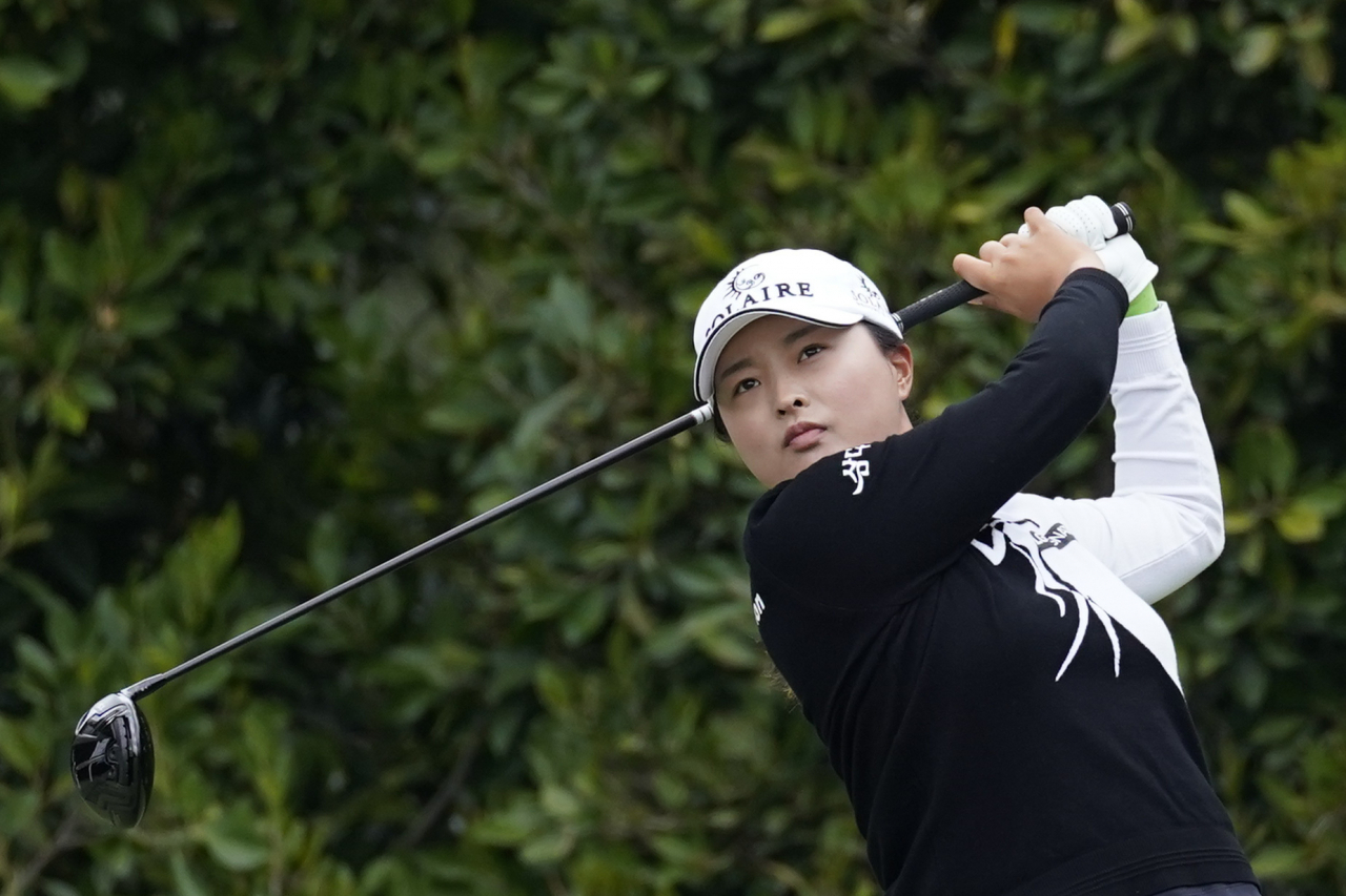 고진영이 23일(한국시간) 열린 LPGA 투어 휴젤·에어 프리미어 LA오픈 2라운드서 2번홀 티샷을 하고 있다. [AP]