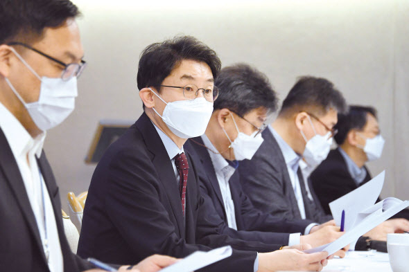 이억원(왼쪽 두번째) 기획재정부 1차관이 23일 서울 광화문 정부서울청사에서 혁신성장전략점검회의 겸 물가관계차관회의를 주재하고 있다. 이 차관은 이 자리에서 최근 급등한 계란 가격과 관련해 “정부는 6월중 산란계 숫자가 정상 회복될 때까지 충분한 규모의 수입을 통해 수급 불균형에 대응할 것”이라며 “4월 수입 물량을 당초 목표로 했던 2500만개에서 4000만개로 1500만개를 추가 확대하겠다”고 밝혔다. [기획재정부 제공]