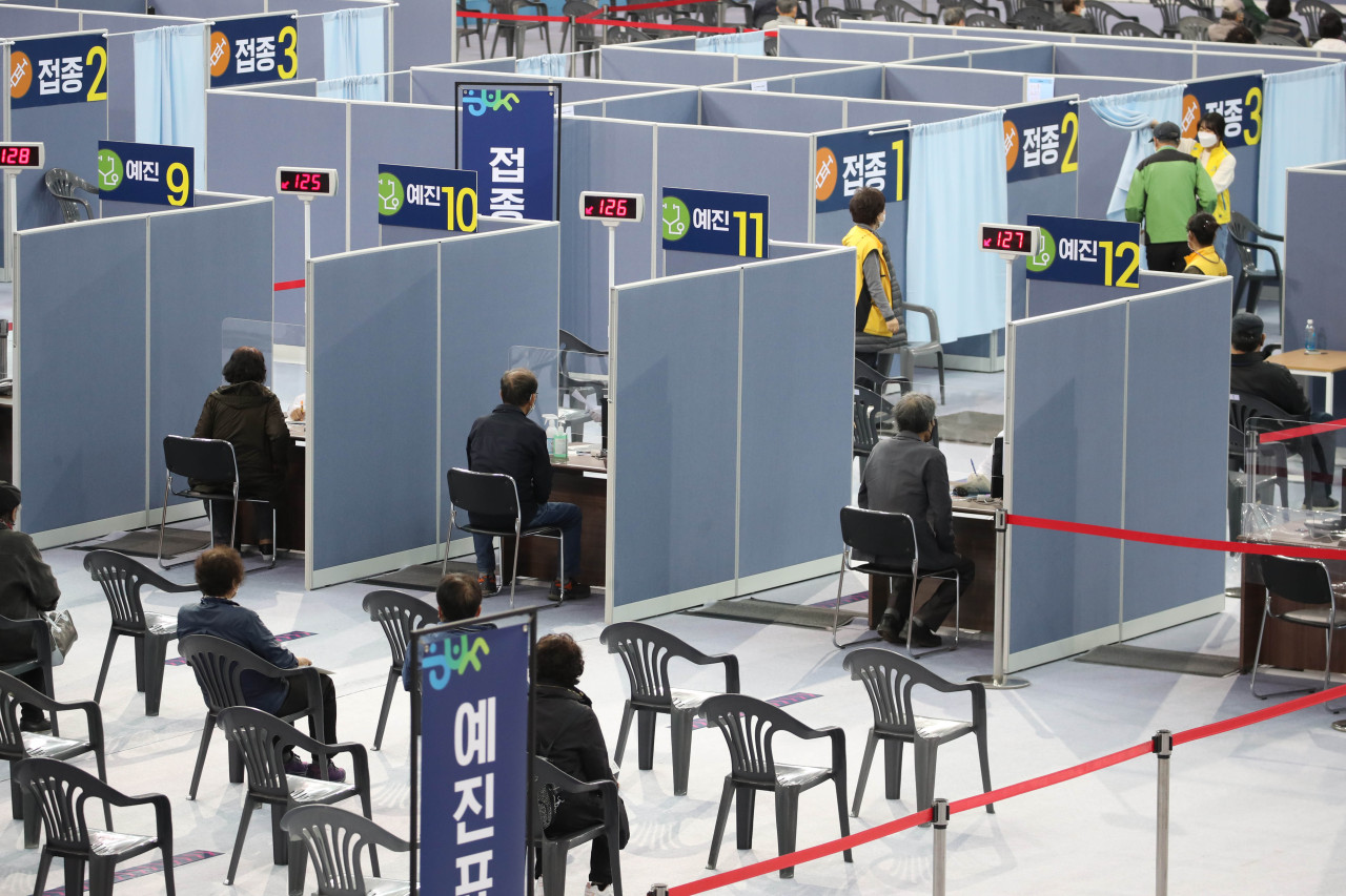COVID-19 vaccination is underway Friday at a vaccination center installed in Suseong-gu, Daegu. The distrct has started providing COVID-19 vaccines from Pfizer to its residents aged 75 or above. (Yonhap)
