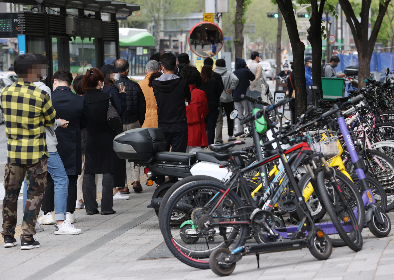 국내 신종 코로나바이러스 감염증(코로나19) 확산세가 점점 거세지는 가운데 23일 오전 서울 송파구보건소 선별진료소에서 시민들이 검사를 받기 위해 기다리고 있다. 중앙방역대책본부는 이날 0시 기준으로 신규 확진자가 797명 늘어 누적 11만7천458명이라고 밝혔다. [연합]