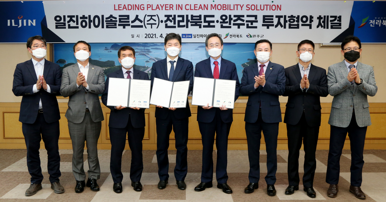 (왼쪽 세번째부터)박성일 완주군수와 안홍상 일진하이솔루스 대표, 송하진 전라북도 도지사가 23일 전북도청에서 일진하이솔루스 수소연료저장 솔루션 연구센터 및 제조공장 설립을 위한 투자협약(MOU)을 체결했다.[일진하이솔루스 제공]