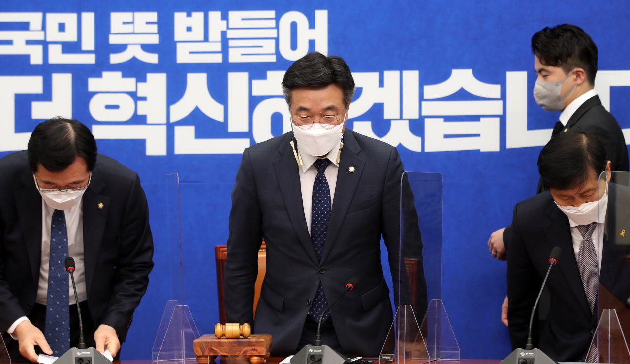 윤호중 더불어민주당 비상대책위원장(가운데)이 23일 서울 여의도 국회에서 열린 비상대책위원회의에 참석하며 인사하고 있다. [연합]