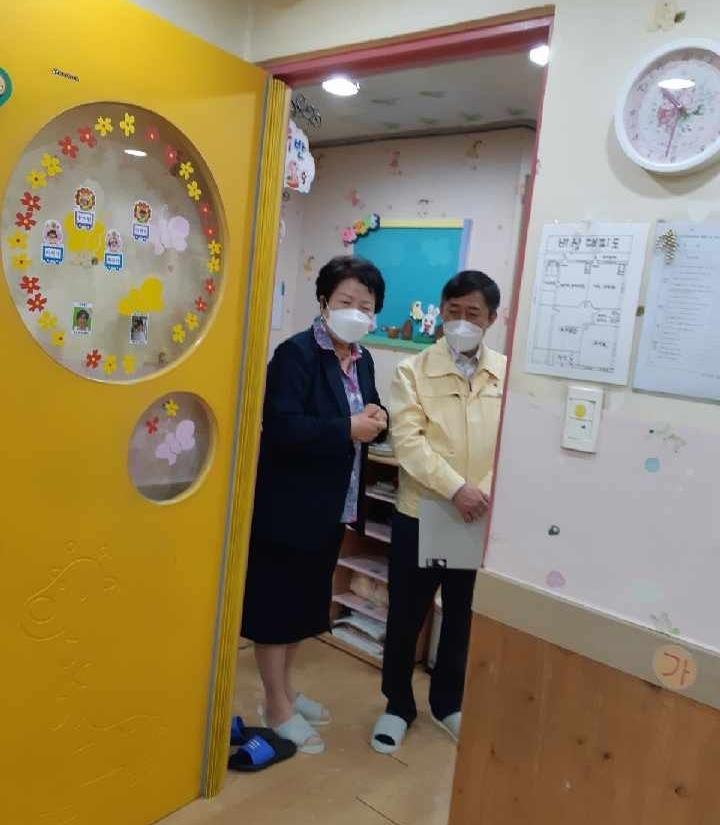 양성일 보건복지부 제1차관이 피노키오어린이집 김희자 원장의 안내로 보육시설을 둘러보고 있다.