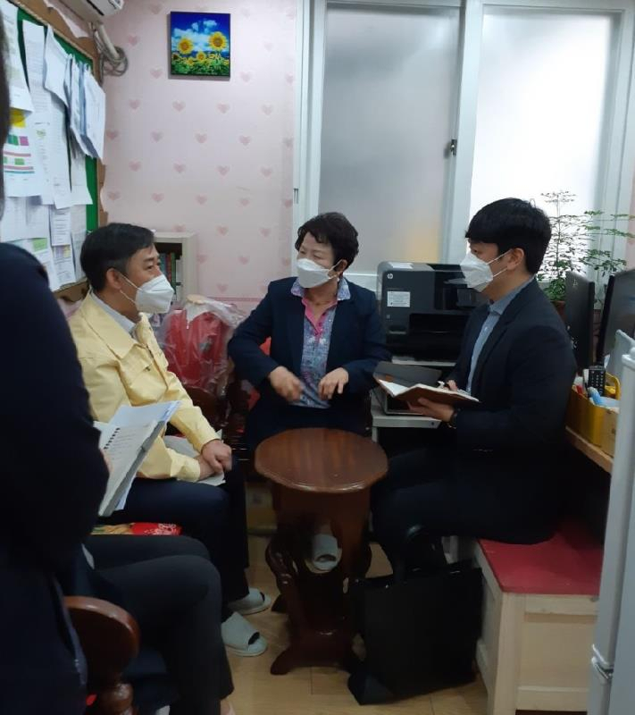 양성일 보건복지부 제1차관이 피노키오어린이집 김희자 원장으로부터 애로사항을 청취하고 있다.