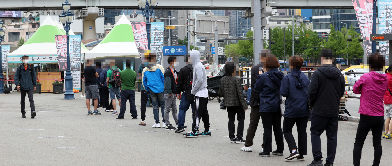24일 서울역 광장에 마련된 신종 코로나바이러스 감염증(코로나19) 임시 선별검사소에서 시민들이 줄을 서고 있다. 연합뉴스