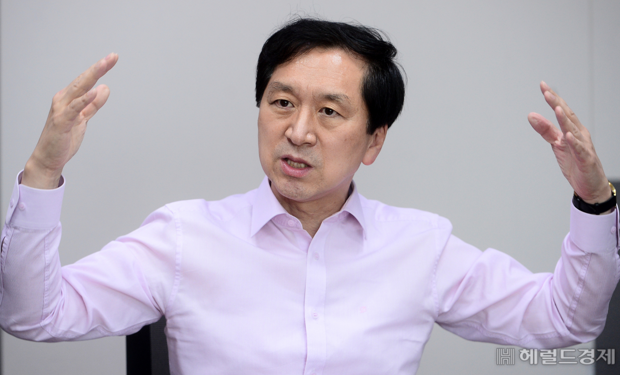 국민의힘 원내대표 선거에 출마한 김기현 의원이 20일 국회 의원회관에서 헤럴드경제와 인터뷰를 하고 있다. [헤럴드경제=이상섭 기자 babtong@heraldcorp.com]