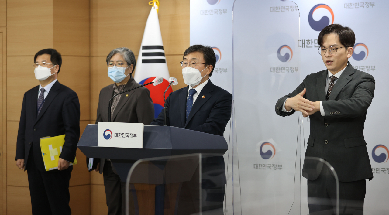 24일 서울 종로구 정부서울청사에서 열린 신종 코로나바이러스 감염증(코로나19) 백신 도입 관련 부처 합동 긴급 브리핑에서 권덕철 백신도입 TF 팀장(왼쪽 세번째)이 발언하고 있다. [연합]
