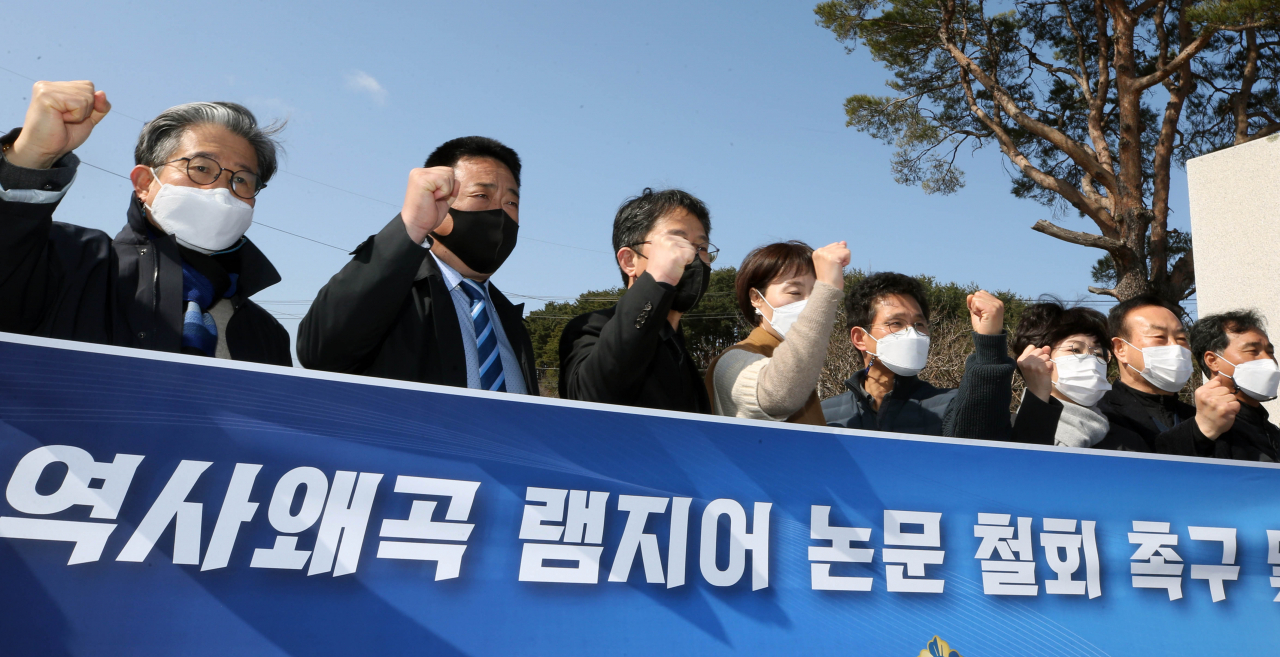 민주평화통일자문회의 강릉시협의회 국민소통분과가 강원 강릉시 3·1공원 평화의 소녀상 앞에서 역사 왜곡으로 논란이 된 마크 램지어 교수의 논문 철회를 촉구하고 있다. [연합]
