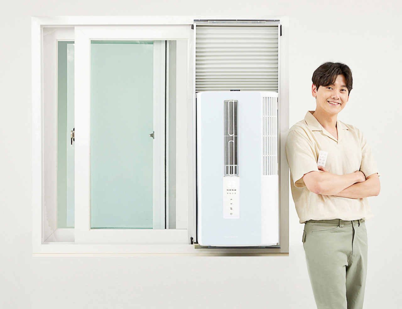 삼성전자 모델이 창문형 에어컨 ‘윈도우 핏(Window Fit)’을 소개하고 있다. [삼성전자 제공]