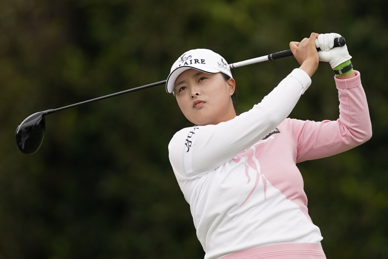 고진영이 25일(한국시간) 열린 LPGA 투어 휴젤·에어 프리미어 LA오픈 최종라운드 2번홀서 티샷을 하고 있다. [AP]