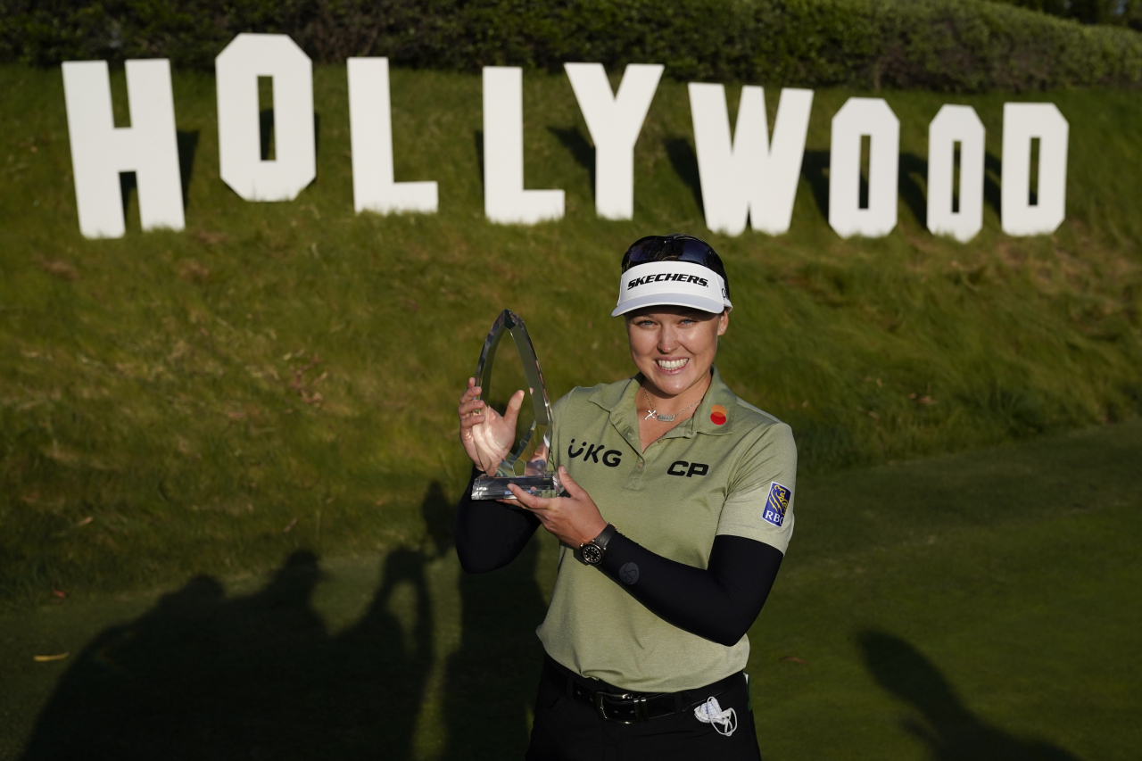캐나다 브룩 헨더슨이 25일(한국시간) LPGA 투어 휴젤·에어 프리미어 LA오픈 우승컵을 들고 기뻐하고 있다. [AP]