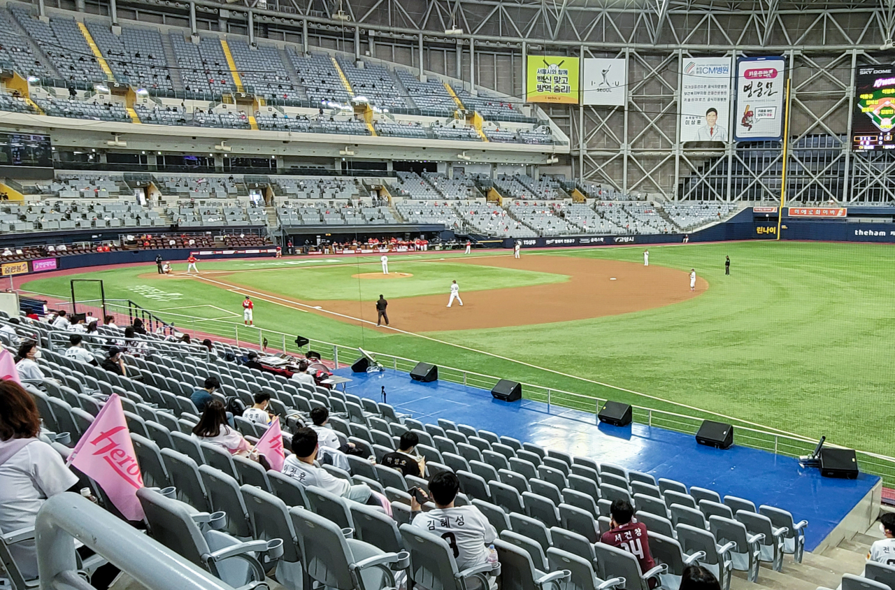 [사진=25일 서울 고척스카이돔에서 열린 2021 KBO 프로야구 SSG 랜더스와 키움 히어로즈의 경기. 홈팀 응원단석에 키움 응원단 없이 경기가 진행되고 있다. 키움은 이벤트 관련 협력 업체 소속 직원 중 한 명이 코로나19 2차 접촉자로 확인됨에 따라 이날 경기는 응원단 운영을 하지 않는다고 밝혔다. 연합뉴스]