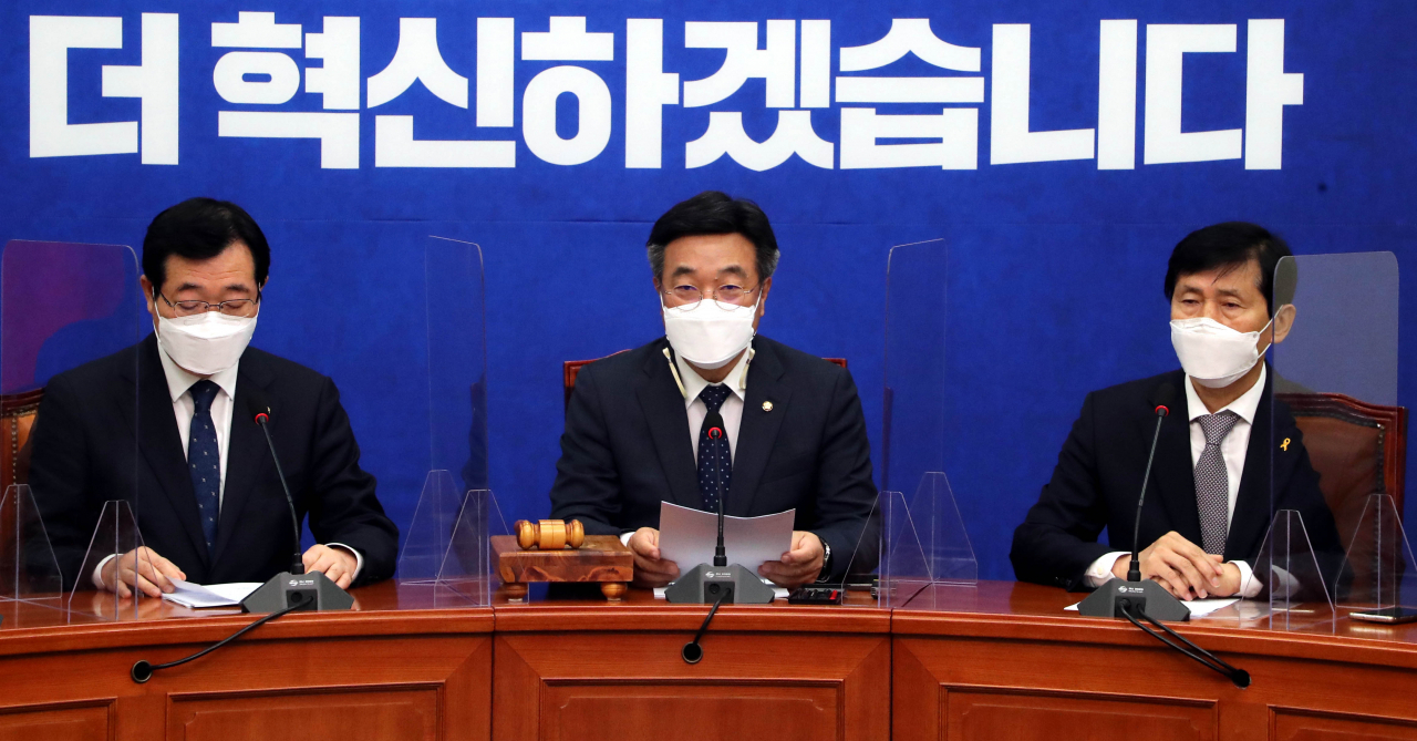더불어민주당 윤호중 비상대책위원장(가운데)이 지난 23일 서울 여의도 국회에서 열린 비상대책위원회의에서 발언하고 있다. [연합]