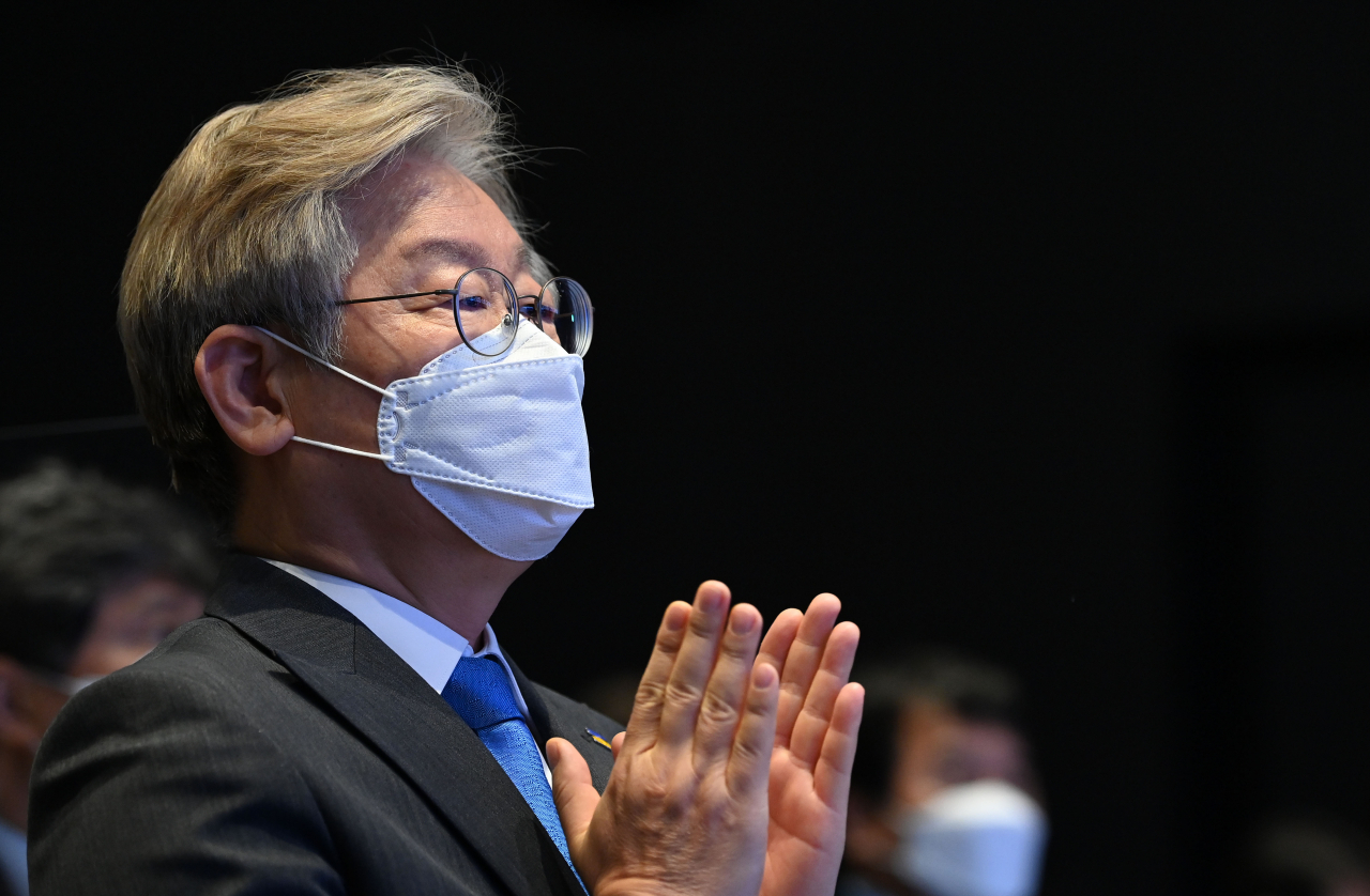 이재명 경기도지사가 지난 20일 서울 여의도 글래드호텔에서 열린 ‘경기도, 청소·경비노동자 휴게시설 개선 국회 토론회’에서 참석자 소개시 박수치고 있다. [연합]
