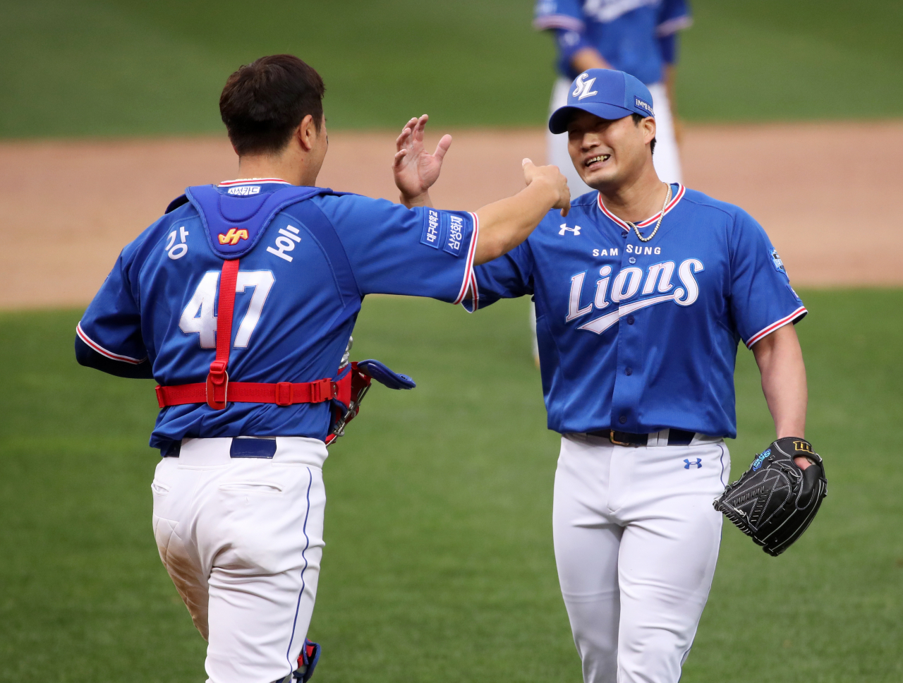 25일 광주-기아챔피언스필드에서 열린 2021 KBO 프로야구 삼성 라이온즈와 KIA 타이거즈의 경기에서 삼성 오승환이 9회에 등판 3-2의 한 점 차 승리를 지켜내며 KBO 개인통산 300세이브의 대기록을 달성하고 포수 강민호와 포옹하고 있다. [연합]