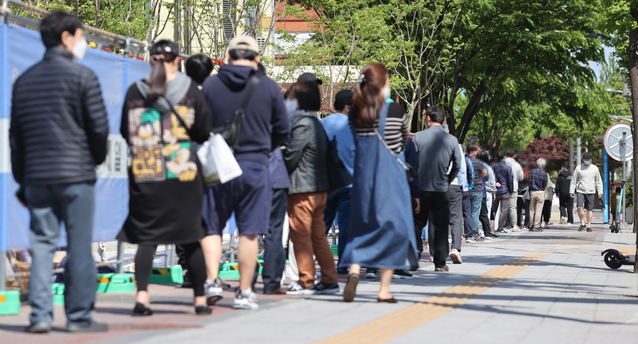코로나19 신규 확진자 수가 644명을 기록한 25일 오전 서울 송파구보건소 코로나19 선별진료소를 찾은 시민들이 검사를 위해 줄을 길게 늘어서서 기다리고 있다. [연합]