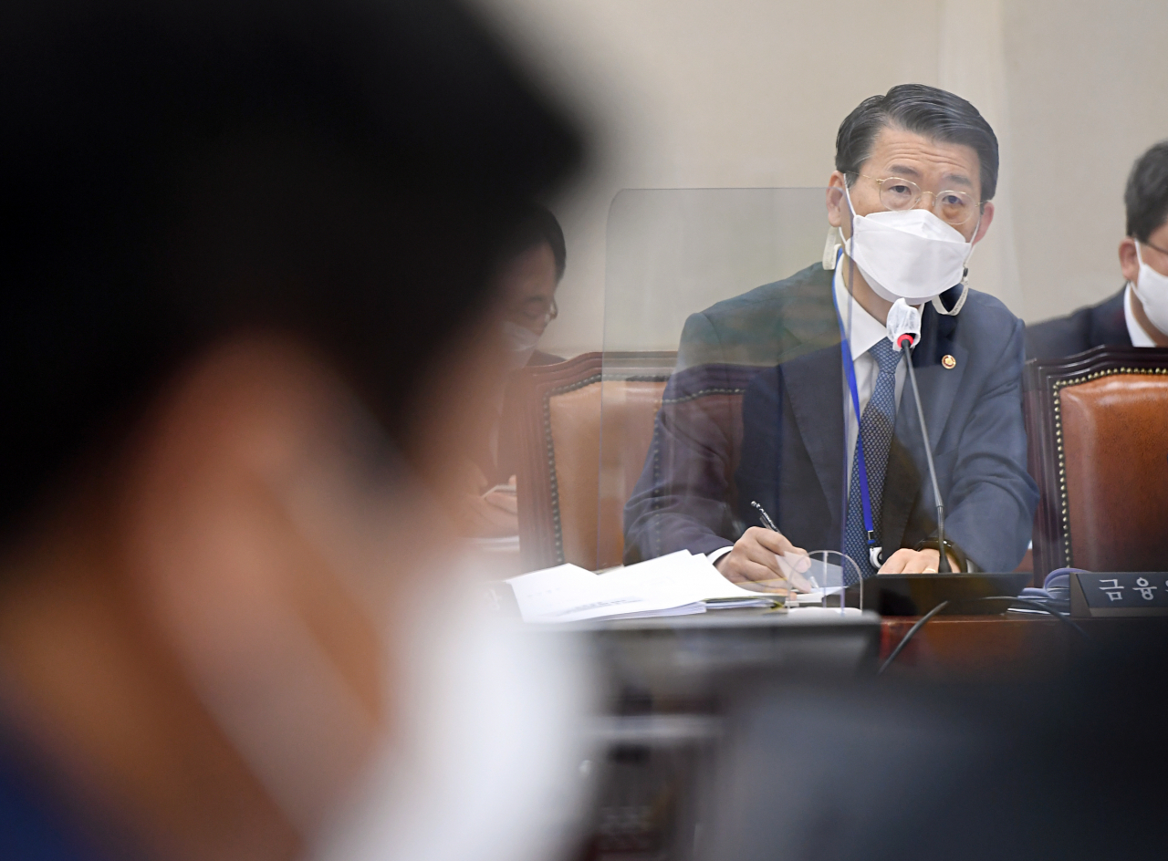 은성수 금융위원장이 서울 여의도 국회에서 열린 정무위원회 전체회의에서 의원 질의에 답하고 있다. 연합뉴스