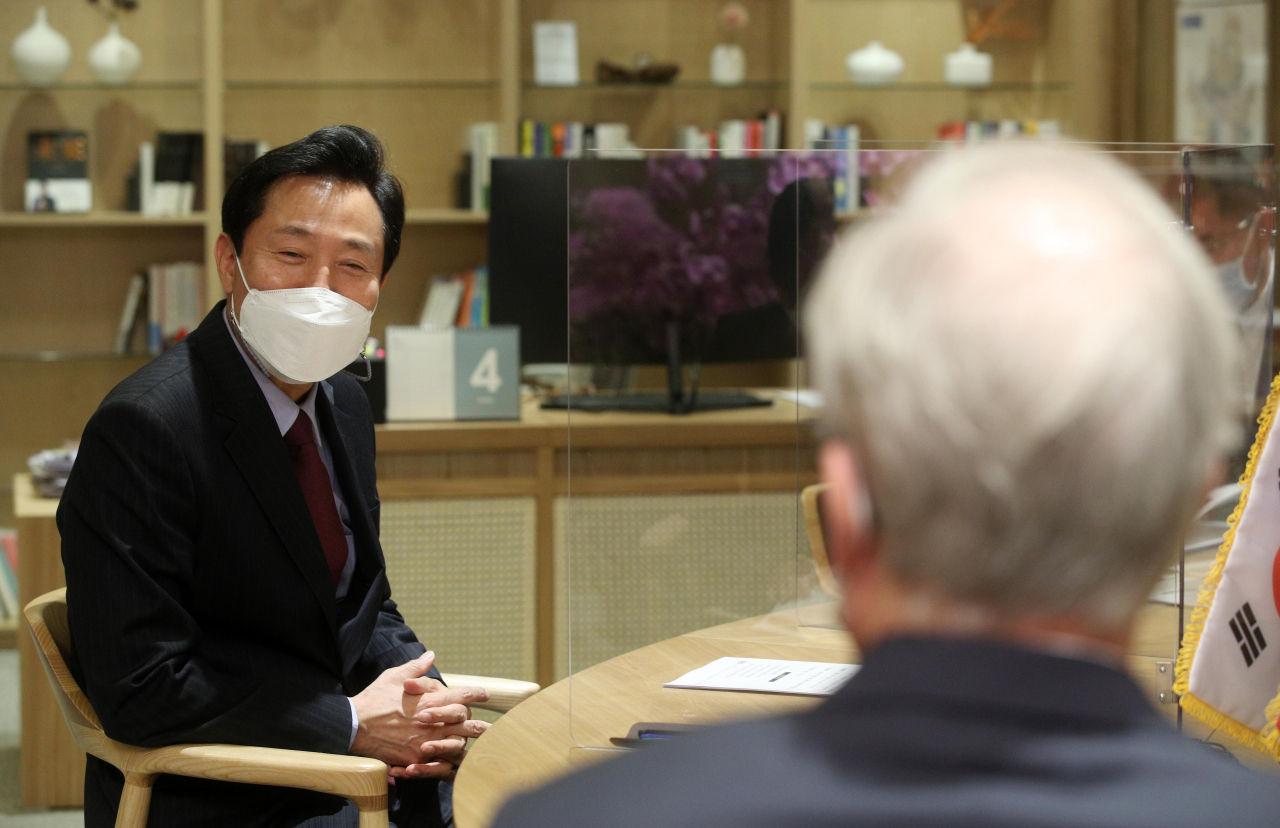 오세훈 서울시장이 지난 23일 청사에서 로버트 랩슨 주한 미국대사 대리를 만나고 있다. 연합뉴스