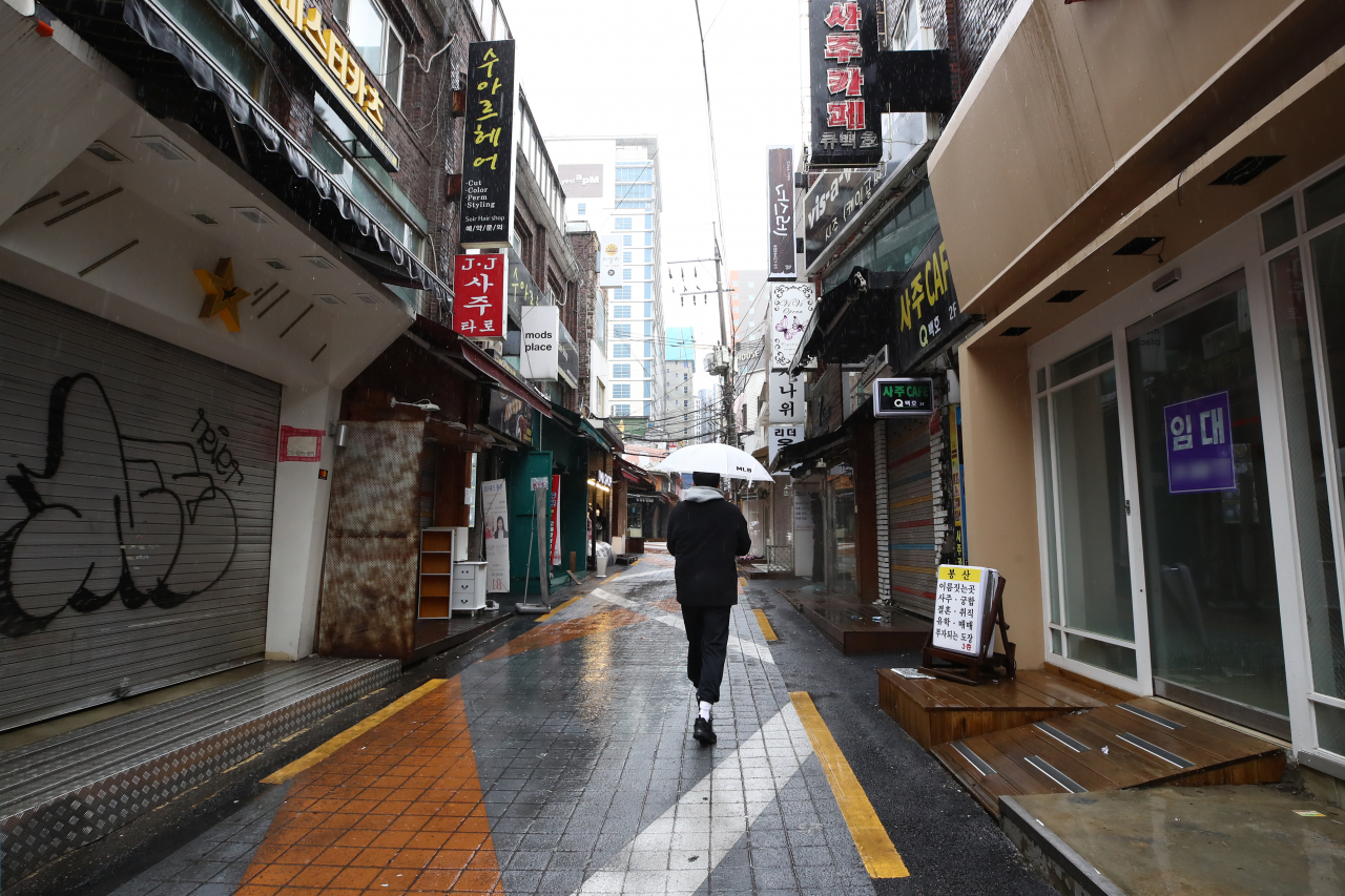 신종 코로나바이러스 감염증(코로나19) 여파에 각 대학들이 올해도 비대면 수업과 제한적인 대면 수업을 병행하기로 하면서 개강과 입학 특수를 누리던 대학가 상권이 폐업, 휴점 등이 속출하며 타격이 심각한 것으로 나타났다. 사진은 지난달 1일 서울 서대문구 대학가 인근 골목. 연합뉴스