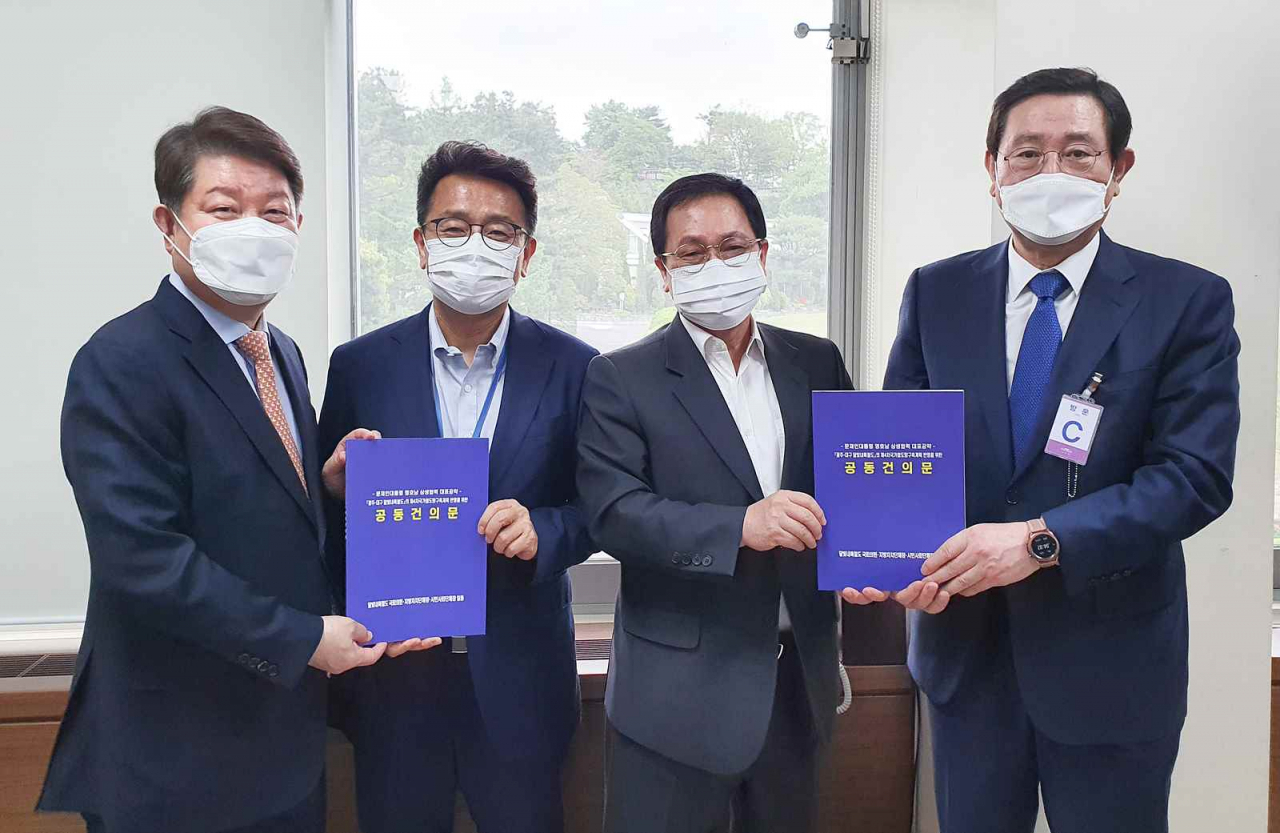 권영진 대구시장과 이용섭 광주시장은 23일 청와대에 달빛 내륙철도를 제4차 국가 철도망 구축 계획에 반영해 줄 것을 요청하는 공동 건의문을 전달했다.[대구시 제공]