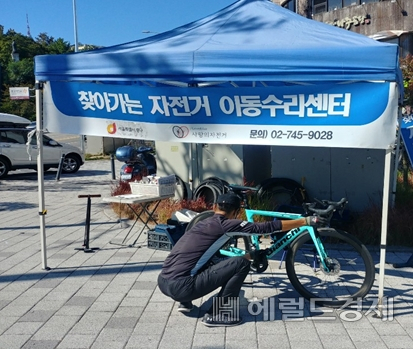 찾아가는 자전거 무상 수리 서비스. [중구 제공]